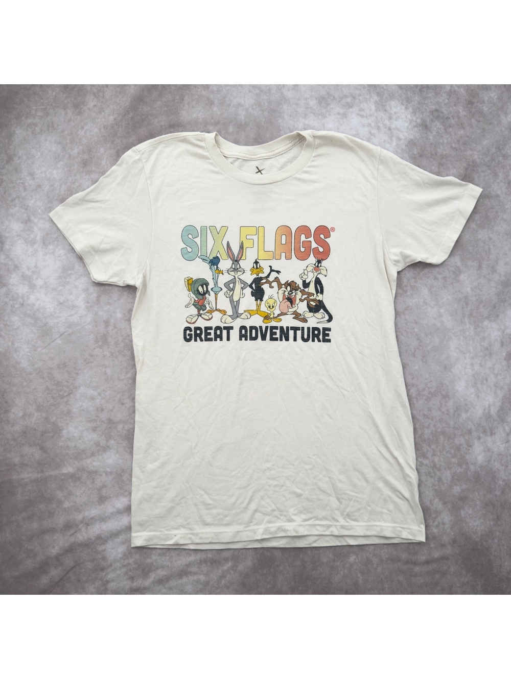Six flags great adventure looney tunes graphic tee cream streetwear M